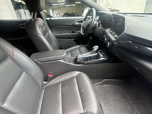 Used 2025 Chevrolet Trax RS w/ Sunroof Package FWD image 24