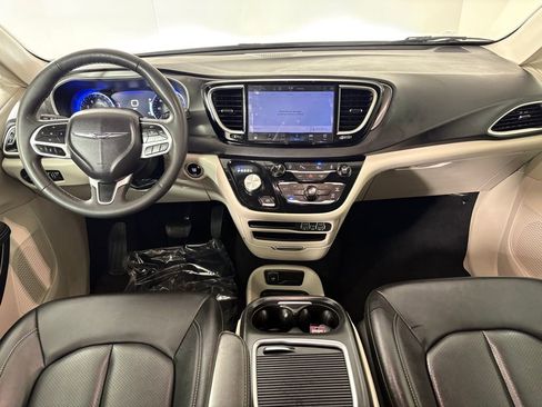 Used 2024 Chrysler Pacifica Touring-L image 37