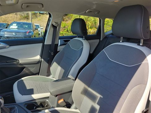 Certified 2025 Volkswagen Taos SE image 20