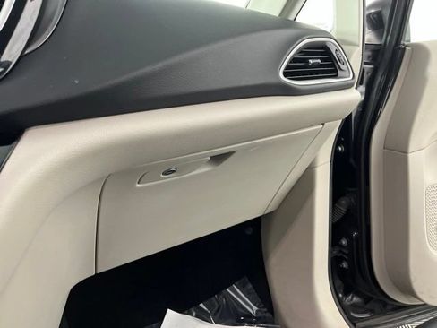 Used 2023 Chrysler Pacifica Touring-L FWD image 39
