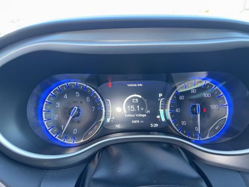 Used 2024 Chrysler Pacifica Touring-L image 19