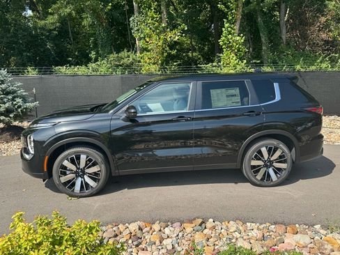 New 2025 Mitsubishi Outlander SE image 2