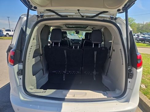 Used 2023 Chrysler Pacifica Limited image 12