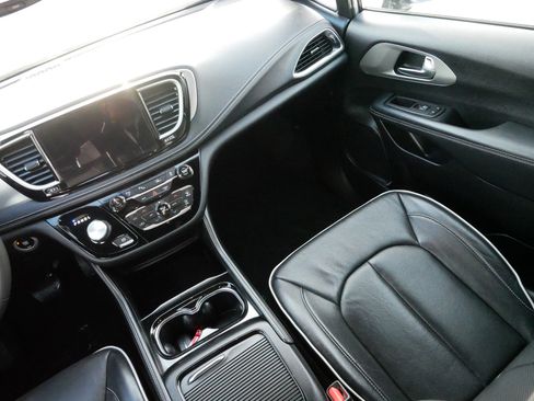 Used 2023 Chrysler Pacifica Limited w/ S Appearance Package image 11