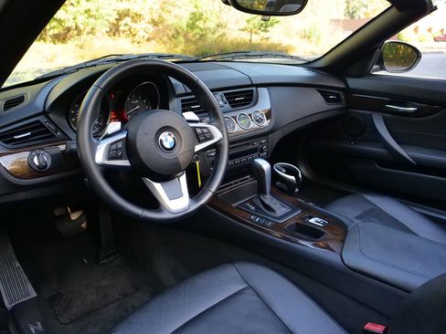 Used 2011 BMW Z4 sDrive30i image 2