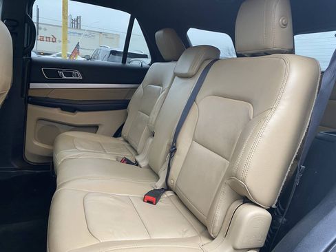Used 2017 Ford Explorer XLT w/ Equipment Group 202A AWD/4WD image 18