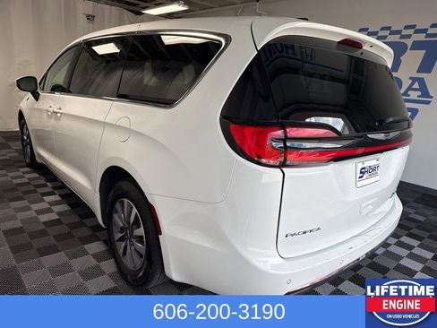 Used 2023 Chrysler Pacifica Touring-L FWD image 10
