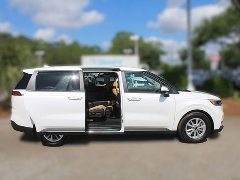 Used 2022 Kia Carnival LX FWD image 6