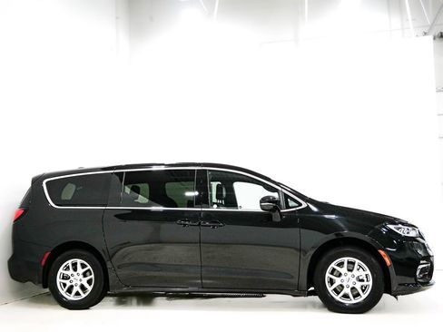 Used 2025 Chrysler Pacifica Select FWD image 4
