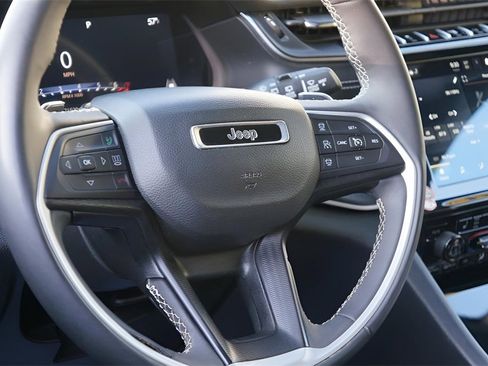 Used 2023 Jeep Grand Cherokee L Laredo image 14