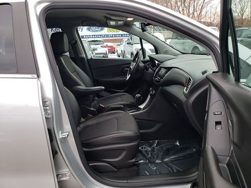 Used 2020 Chevrolet Trax LT w/ LT Convenience Package image 19