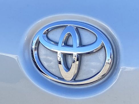 Used 2019 Toyota Sienna LE w/ Carpet Mat Package FWD image 4