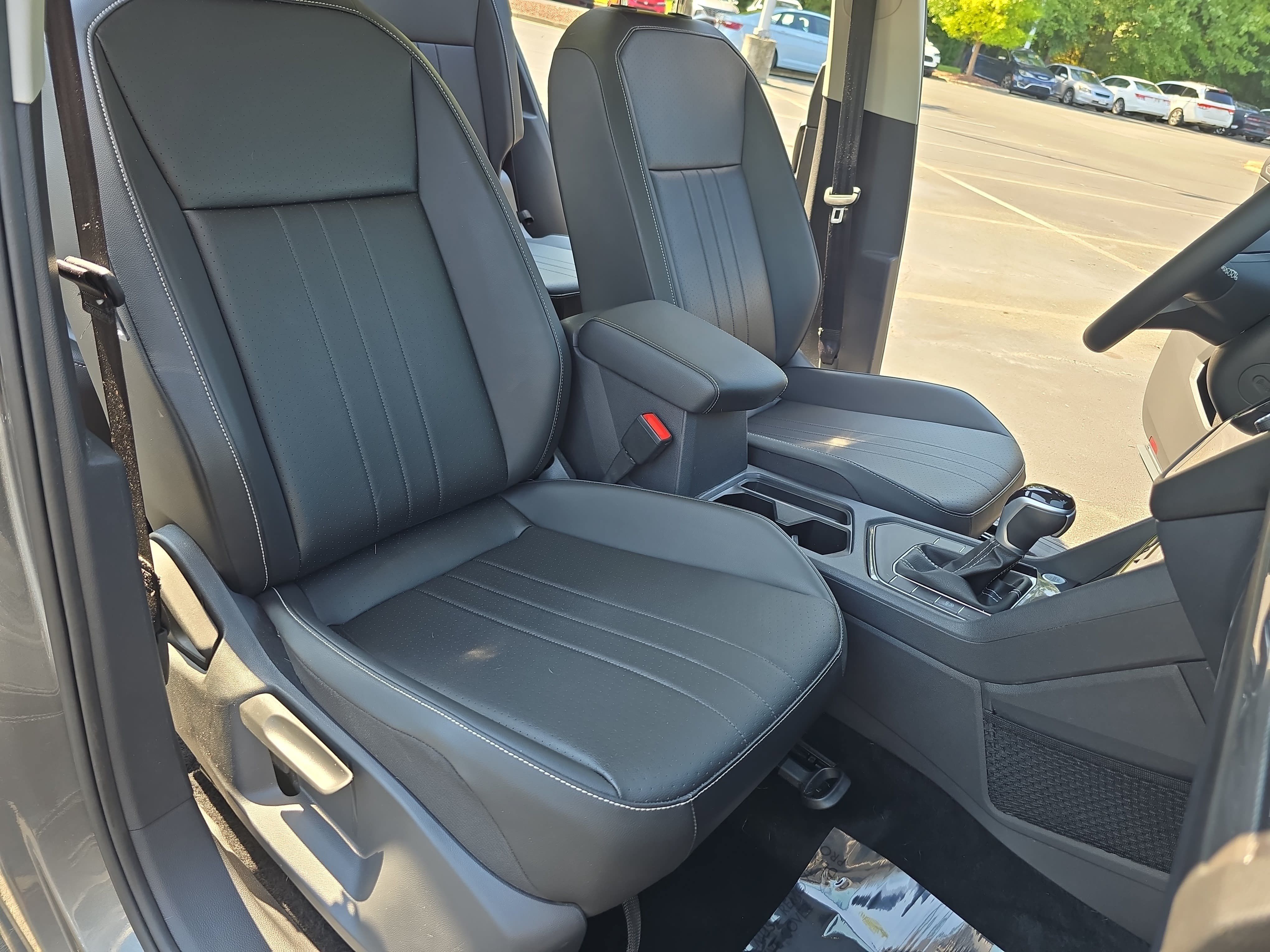 Certified 2024 Volkswagen Tiguan SE FWD image 10