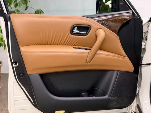 Used 2016 INFINITI QX80 4WD w/ Signature Edition Package image 38