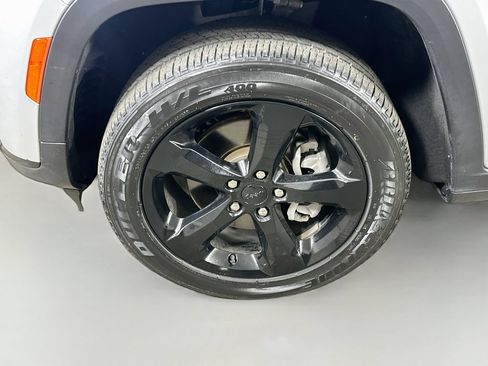 Used 2024 Jeep Grand Cherokee L Laredo RWD image 8