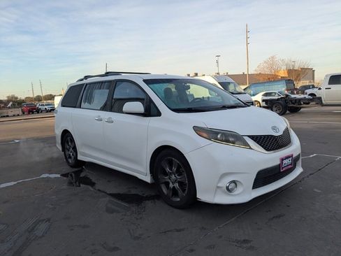 Used 2016 Toyota Sienna SE image 3