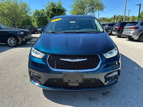 Used 2023 Chrysler Pacifica Touring-L AWD/4WD image 3