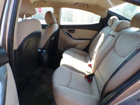 Used 2014 Hyundai Elantra SE image 29