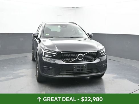 Used 2024 Volvo XC40 B5 Core image 2