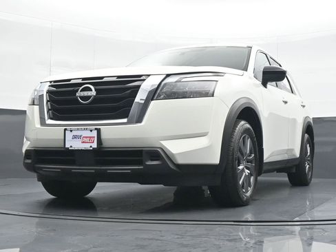 Used 2024 Nissan Pathfinder S image 16