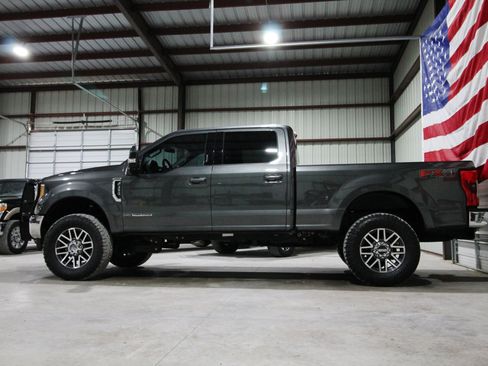 Used 2017 Ford F250 Lariat w/ Lariat Value Package AWD/4WD image 6
