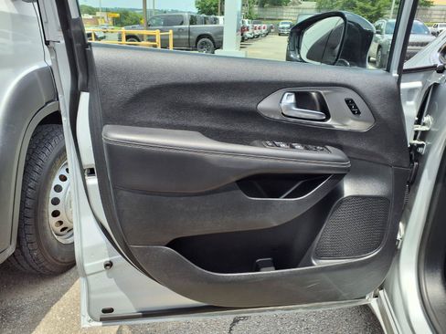 Used 2026 Chrysler Pacifica Select FWD image 16