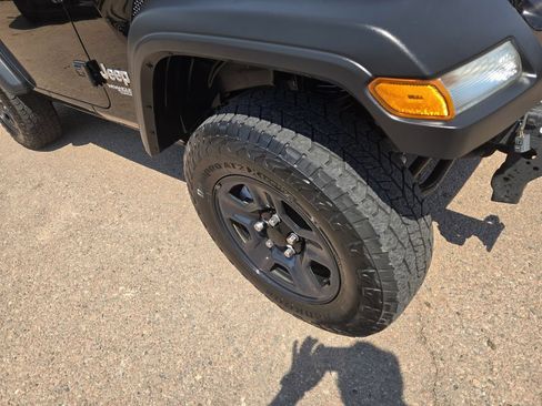 Used 2018 Jeep Wrangler Sport AWD/4WD image 13