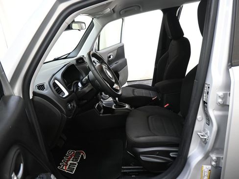 Used 2018 Jeep Renegade Latitude FWD image 6