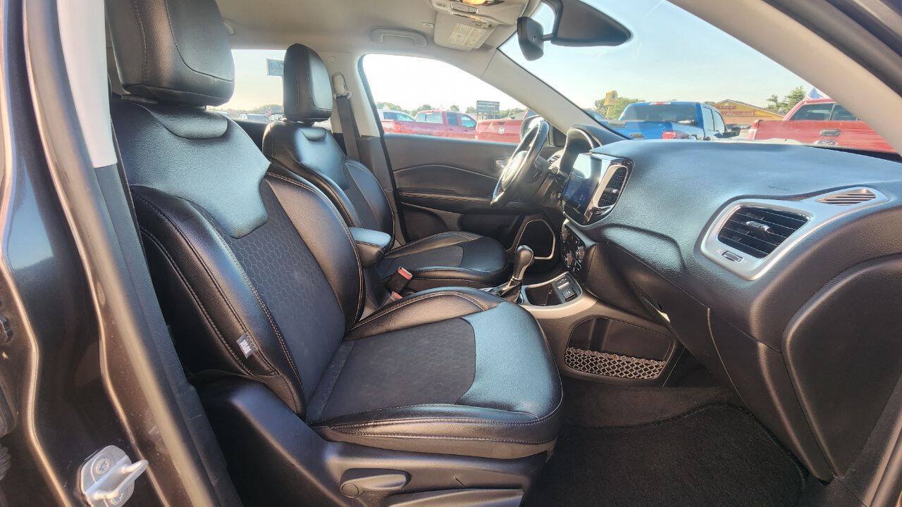 Used 2018 Jeep Compass Latitude w/ Popular Equipment Group FWD image 17