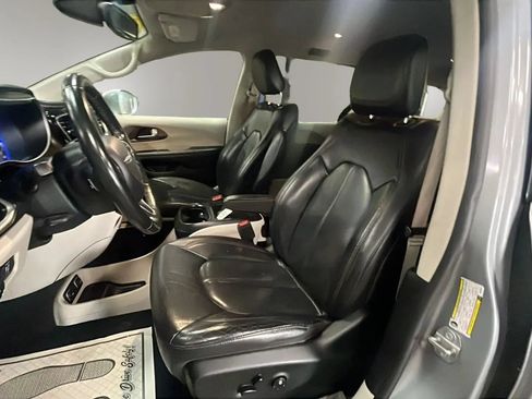 Used 2019 Chrysler Pacifica Touring-L FWD image 4