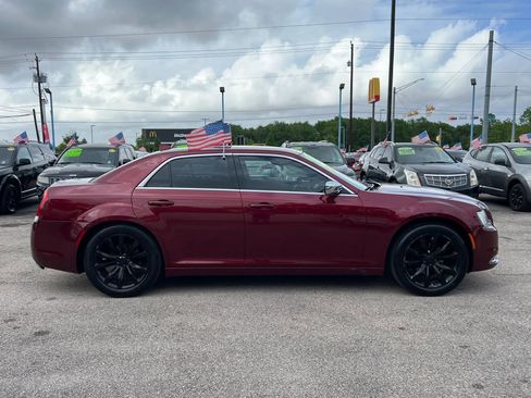 Used 2018 Chrysler 300 Touring w/ Chrome Appearance Package image 5