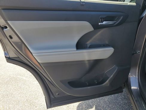 Used 2024 Toyota Highlander XLE FWD image 25