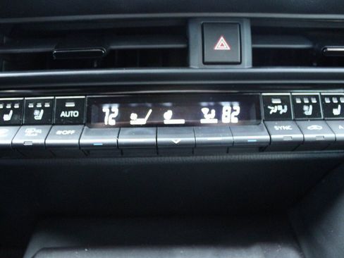 Used 2023 Toyota Crown Limited image 37