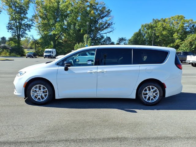 Used 2024 Chrysler Pacifica Touring-L FWD image 10