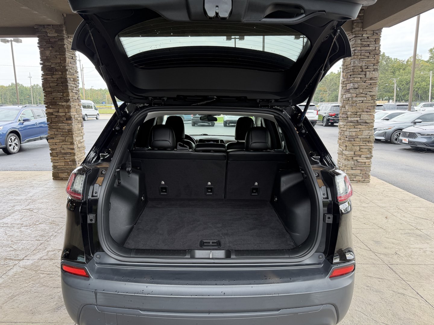 Used 2019 Jeep Cherokee Latitude Plus FWD image 31