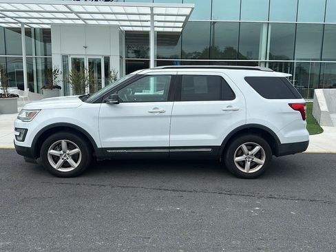 Used 2017 Ford Explorer XLT AWD/4WD image 8