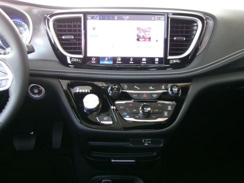 New 2026 Chrysler Pacifica Select image 15