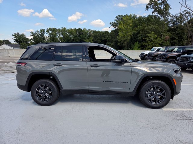 New 2027 Jeep Grand Cherokee Altitude RWD image 10