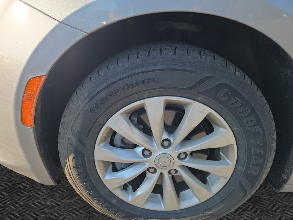 Used 2019 Chrysler Pacifica Touring-L FWD image 11