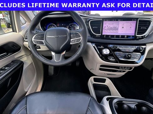 Used 2022 Chrysler Pacifica Touring-L FWD image 5