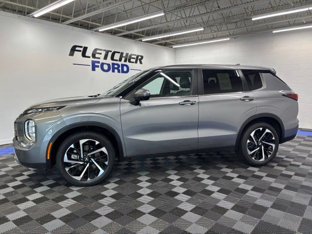 Used 2024 Mitsubishi Outlander AWD image 3