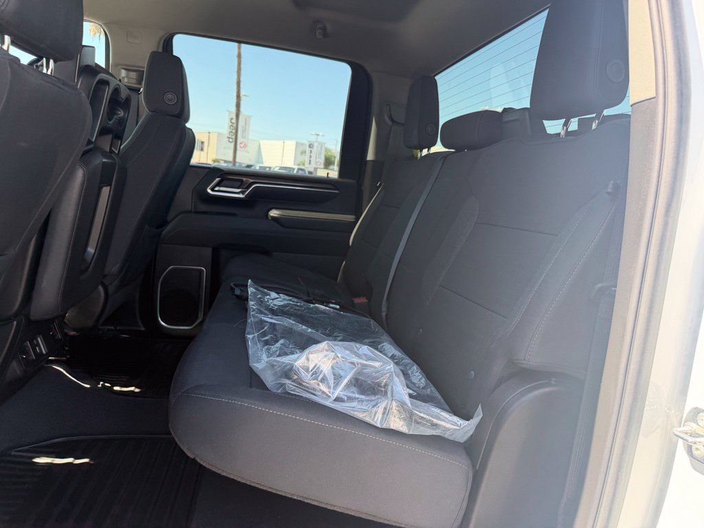 Used 2025 Chevrolet Silverado 3500 LT w/ Safety Package AWD/4WD image 5