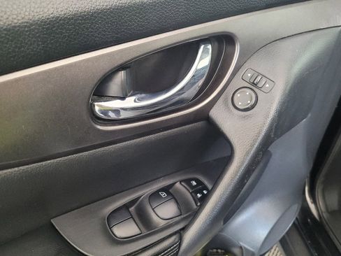 Used 2016 Nissan Rogue S FWD image 27