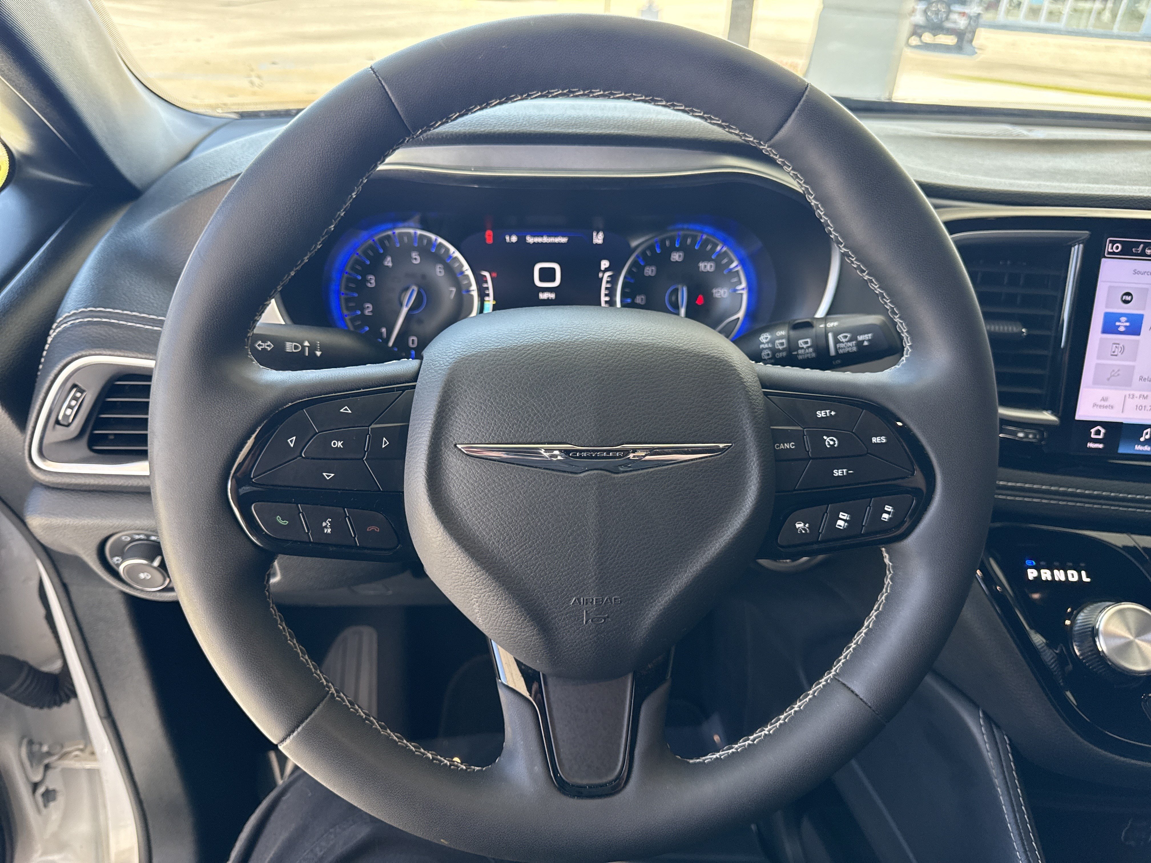 Used 2025 Chrysler Pacifica Limited FWD image 17