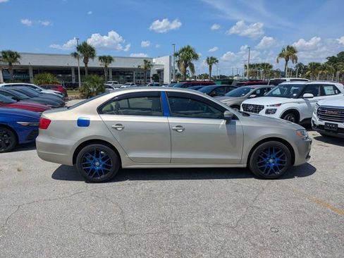 Used 2013 Volkswagen Jetta SE FWD image 2