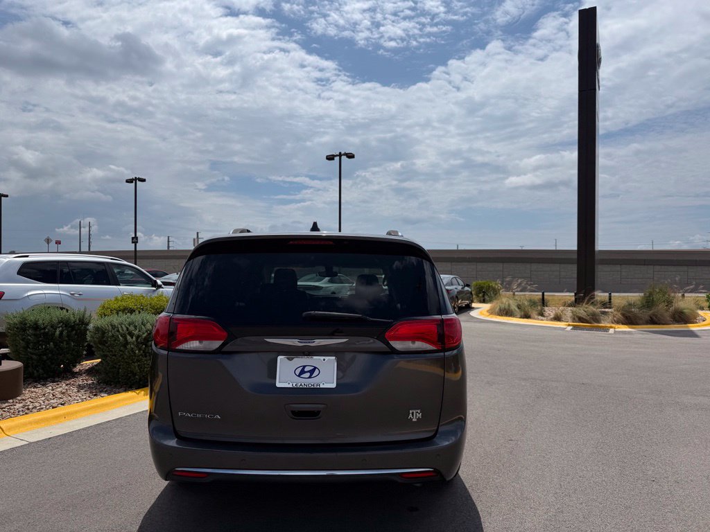 Used 2018 Chrysler Pacifica Touring-L FWD image 2