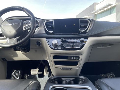 Used 2021 Chrysler Pacifica Touring-L w/ Premium & Safety Sphere Group image 26