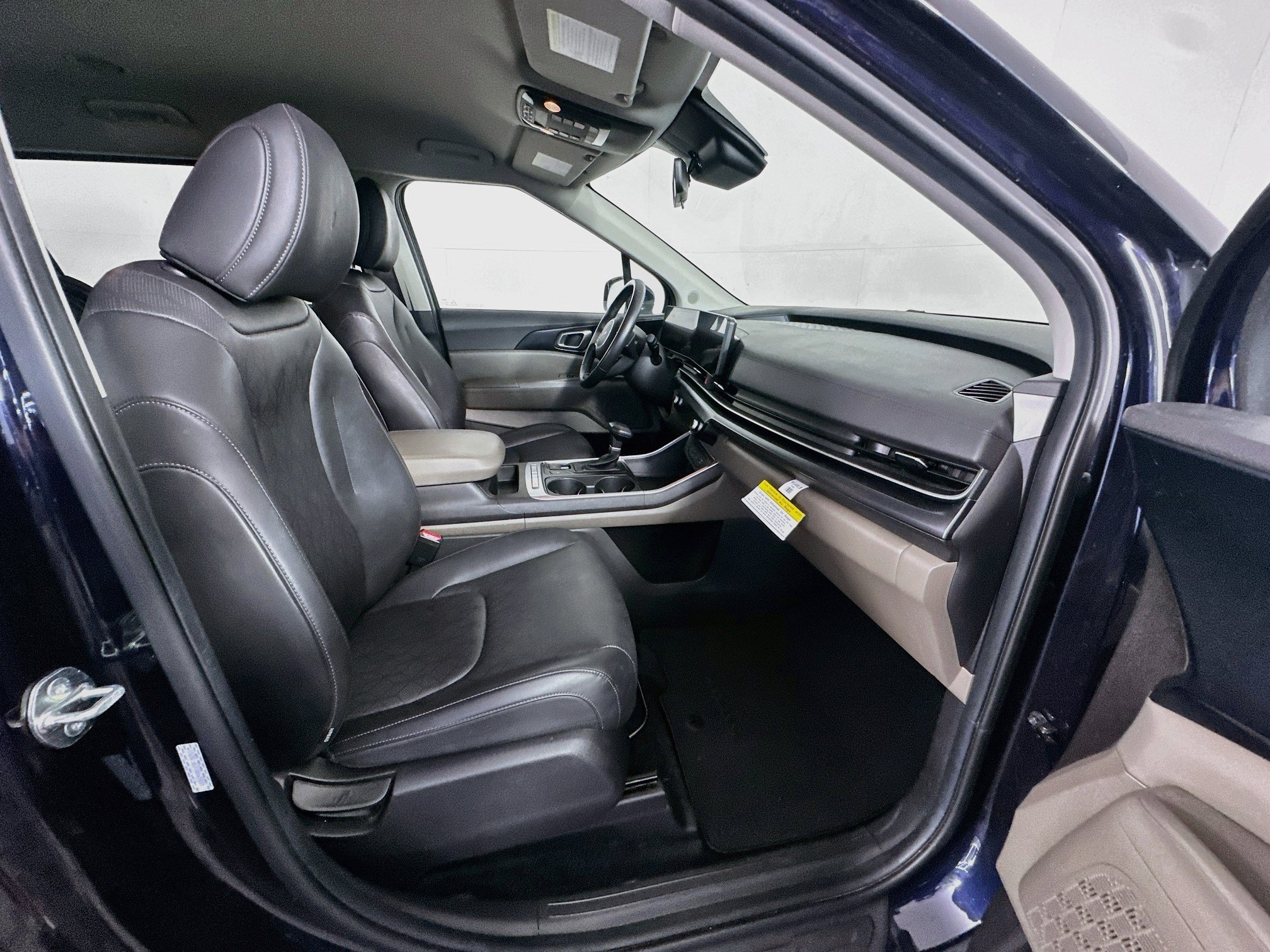 Used 2025 Kia Carnival FWD image 32