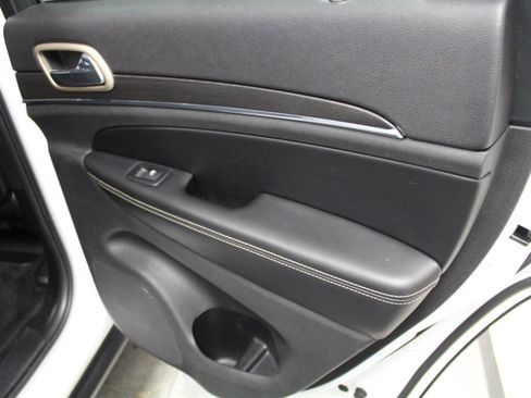 Used 2017 Jeep Grand Cherokee Limited AWD/4WD image 26