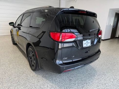 Used 2018 Chrysler Pacifica Touring-L w/ Premium Audio Group FWD image 5